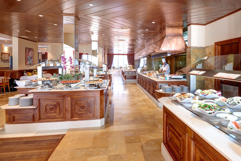 巴罗萨皇宫酒店 奇克拉纳－德拉弗龙特拉 外观 照片 The buffet at the hotel